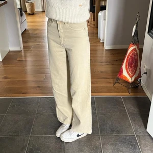 Gina perfekt jeans - Säljer dessa Högmidjade jeansen i storlek 36, passar mig bra i längden och är 179! 🤍