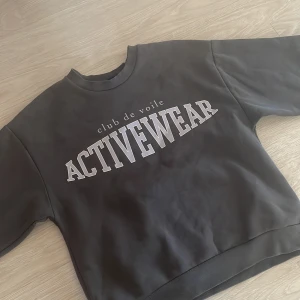 Gina Sweatshirt  - En fin sweatshirt från gina som knappt har blivit använd pgr av att har haft flera andra, hör av er om frågor m.m⭐️☺️🙌