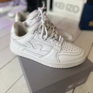 Lostboys archives clouds - white - Ett par lostboys archives clouds i vita, storlek US 9.5, EU 43.5. Använda ett fåtal gånger och väldigt sparsamt, skorna är i nyskick. Kvitto från hemsidan finns! Slutsåld i denna storleken och de flesta vanliga storlekar.