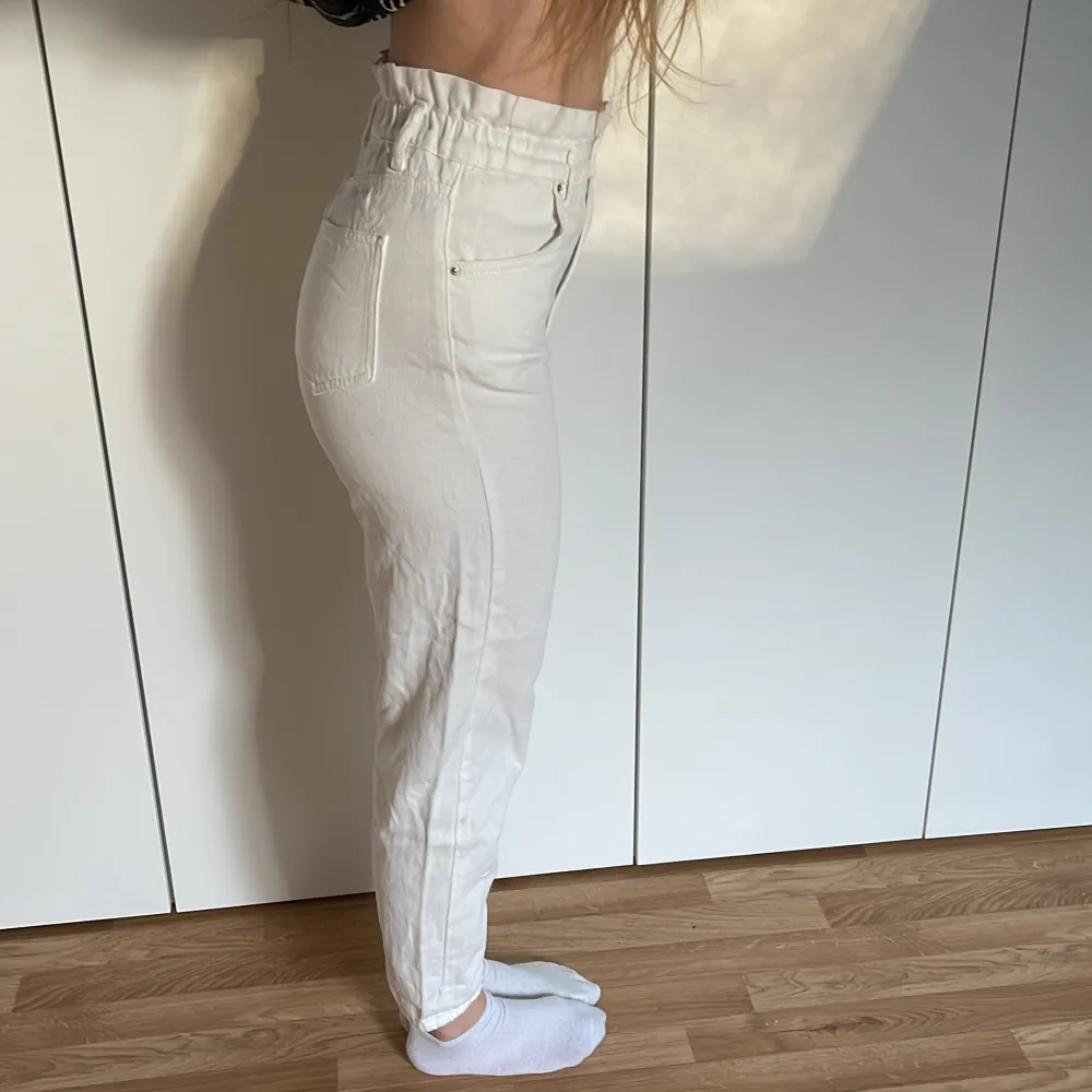 Vita ankel jenas med resår. Väldigt bra skick! Modellen bär vanligtvis storlek 36 och är 168cm lång. Jeans & Byxor.