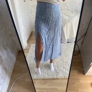 Sommarkjol  - Säljer denna superfina sommarkjol från shein. Använt 1 gång. Den är i strlk s och jag på bilden är 170 cm. Frakt tillkommer🌸