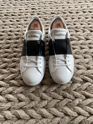 Vita valentinos - Ett par helt nya valentinos, provade men inte använda ute.