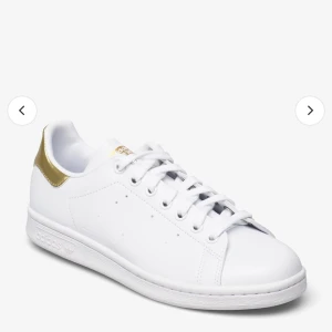 Adidas STAN SMITH - Originalpris 1200kr Nyskick. Stan smith med adidas. Gulddetaljer.