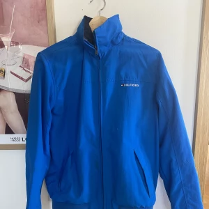 Tommy Hilfiger jacka - Tommy hilfiger windbreaker storlek S. Villig att diskutera pris!
