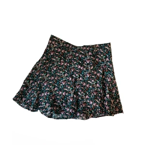 Blommig kjol  - Kjol från Zara i stolek xs med ett Blommönster på! Kjolen har som ett par inbyggda shorts, kontakta för mer bilder/info !!tryck ej på köp nu!! 