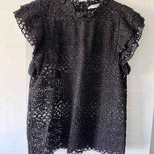 Spetsig topp - Helt oanvänd. För liten för mig. Jag säljer liknande fast långärmad.