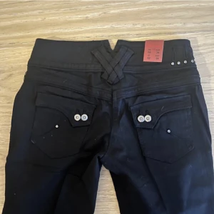 Lågmidjade jeans!!  - Sjukt snygga lågmidjade jeans! Super snygga detaljer bak🤩