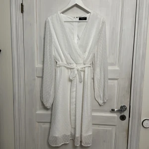 Studentklänning  - Helt ny och oanvänd studentklänning från Sisters. Nypris 499kr