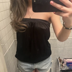 Svart tuntopp - Svart tubtopp i satin  Strl S