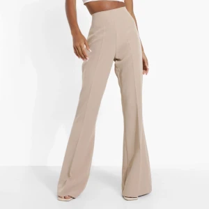 Byxor  - Helt nya byxor från boohoo. Jätte fina nu till vår/sommar. Byxorna är liten i storlek.