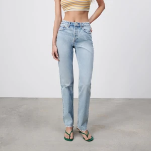 Zara Mid Rise Jeans  - Säljer dessa super populära Zara mid rise straight leg jeansen😋 Byxorna sitter på mig som på första bilden👍☺️ Jeansen är i jätte braskick, inga defekter🤩 Pris är diskuterbart🙌☺️🤗