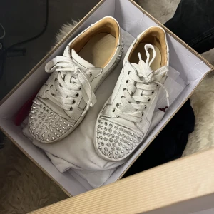 ÄKTA Loubitins  - Säljer mina älskling då jag är behov utav pengar, super fina och i nyskick☺️❤️