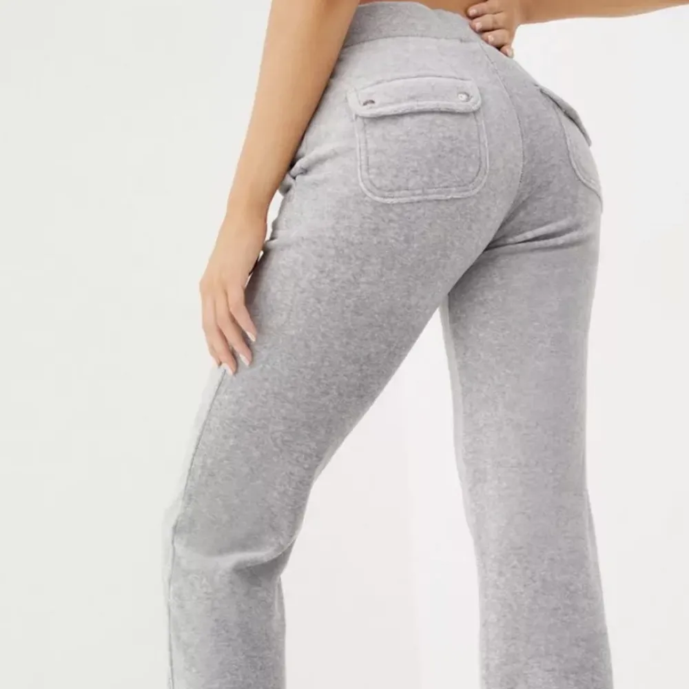 Säljer dessa juicy couture byxor pågrund av att dom har blivit för korta i benen. Storlek M/ 15/16.. Jeans & Byxor.