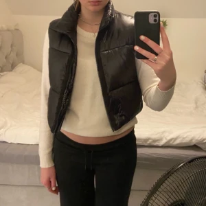 Väst - En jättefin croppad väst från Zara. Precis som ny, knappt använd. Säljer då den inte kommer till användning. Nypris 399kr.