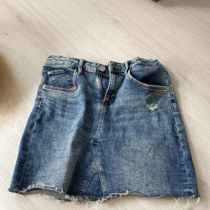 Jeans shorts  - Har haft några få tal gånger men typ inte så mycket! Gillar den inte så därför tänkte jag sälja den! 