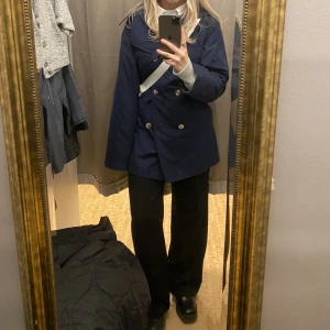 Trenchcoat - Marinblå trenchcoat, passar XS-M