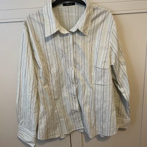 Herrskjorta - Köpt secondhand Herrskjorta, perfekt att ha som overshirt! Ljusgrön med ränder Strl 46 för herr men passar som en M/L Inga anmärkningar förutom lite skrynklig