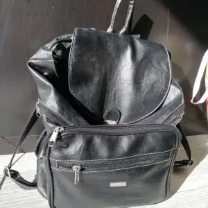 En svart läderväska! Mycket förvaring och småfack, knappt använd och i bra skick! 