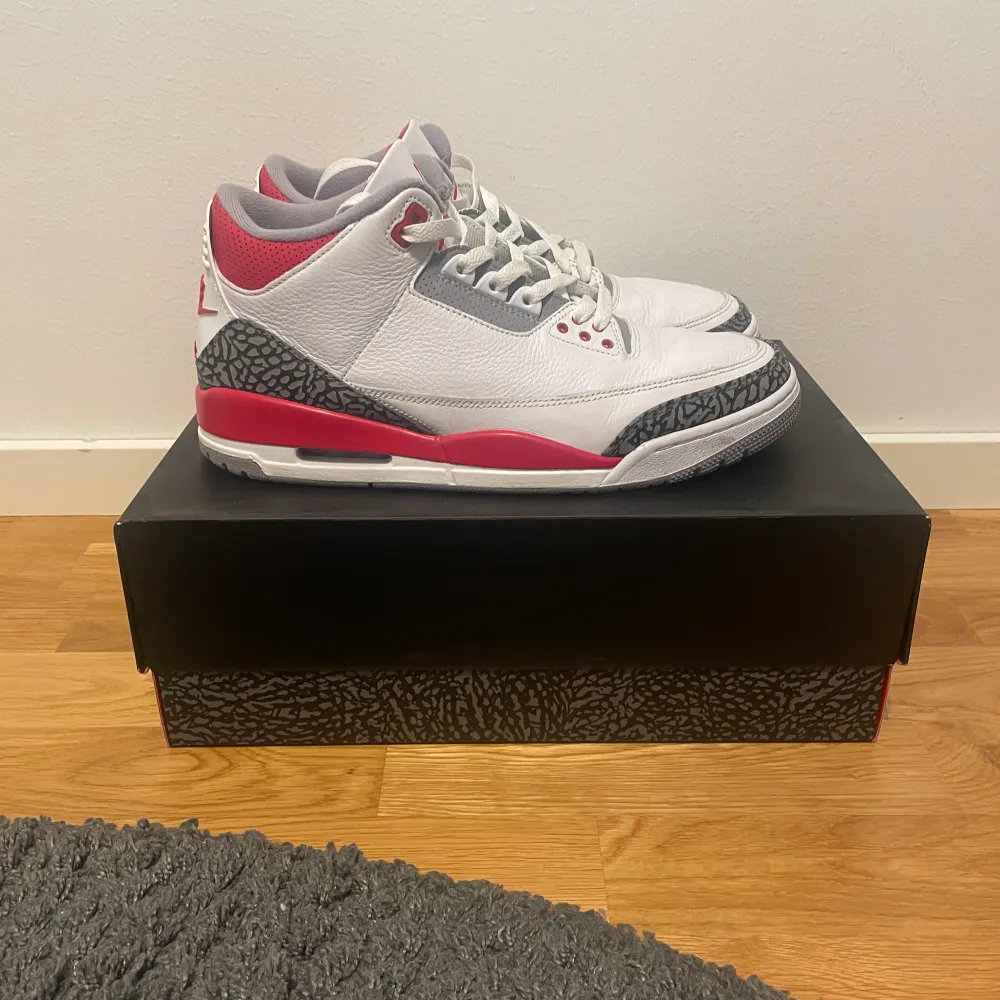 Jordan 3 Fire Red. De är för små för mig därför säljer jag. Bra skick. köpta i SNS. Skor.