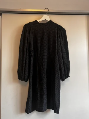 SamsoeSamsoe klänning - Jättefin klänning från samsoe 💛 storlek 38, använd fåtal gånger och fint skick!