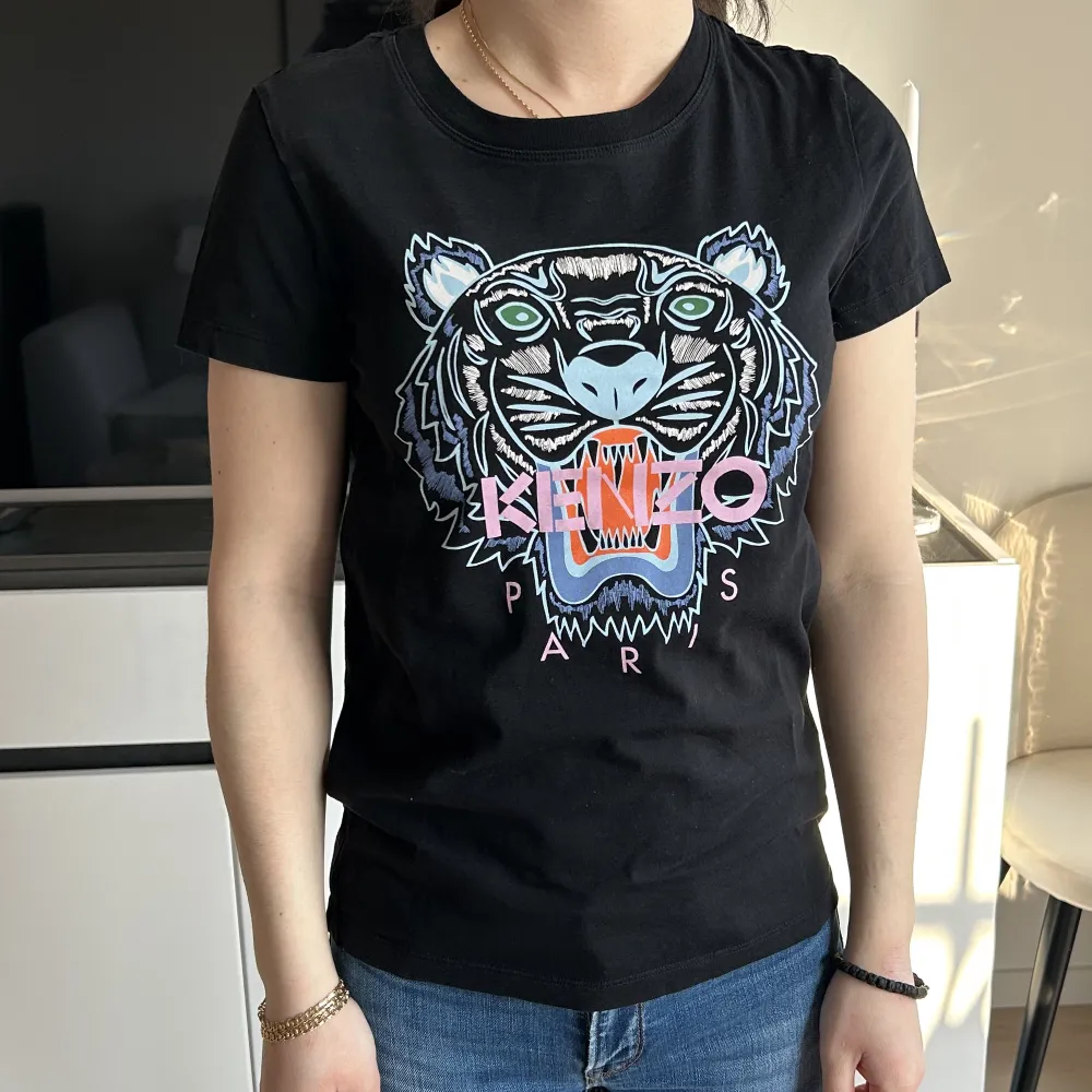 Säljer min kenzo t-shirt i bra kvalitet. Storlek XS, passar även XXS. Nypris 1000kr. T-shirts.