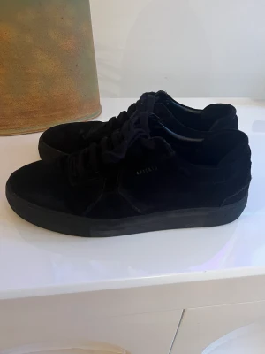 Arigato skor i storlek 43 - Axel Arigato skor köpta förra vintern men väldigt sällan använda pga att jag inte gillade dem. En lite skada längst fram som syns på bild 3 men absolut inget som påverkar kvalitén. Super sköna och snygga till sommaren. Original pris 2350kr.