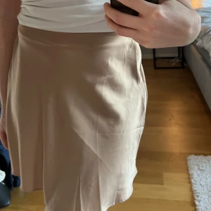 Satinkjol strl S - Smutsrosa satinkjol från Chiquelle i strl S.  Använd ett fåtal gånger, vid frågor eller om fler bilder skriv gärna till mig💕 (Köparen står för frakten)📦 