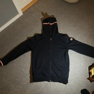 Moncler hoodie  - Tja säljer min banger moncler zip hoodie, köpte den för ungefär 6 lök i somras. Dunder pris!! 