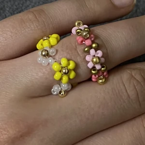 Ringar pärlor blommor blomarmband - Blomarmband pch ringar i pärlor! Finns i guld 👩🏼 och silver 👩🏼‍🦳 kika in profilen för fler armband och ringar🌸armband kostar 100 kronor och ringar kostar 50 kronor🧚🏼