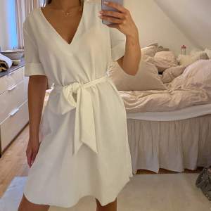 Vit klänning från Zara med midjeband🤍 Storlek M, passar en xs-m beroende på önskad passform🤍