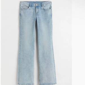 Säljer dessa low waist jeans! Kontakta vid frågor eller intresse💜