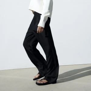 Vida byxor zara - Säljer dessa byxor från Zara, endast använda en gång🖤🖤