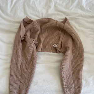 Kofta - Kofta som man kan ha över ett linne. Täcker armarna och ryggen men inte något mer