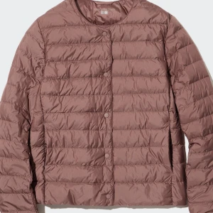 Uniqlo jacka i rosa,  storlek S  - Säljer en helt ny uniqlo jacka i färgen rosa. Jackan på bilden är använd men har en till som är oanvänd. Jackan är mörkare vid mörker och mer ljusrosa vid sol och ljust ljus. Nypris 800kr, jag säljer för 400 men priset kan diskuteras  