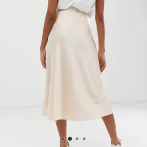 Satinkjol - Säljer denna fina champagnefärgade kjolen i satin🥰 Superfin säljer så den inte kommer till användning längre