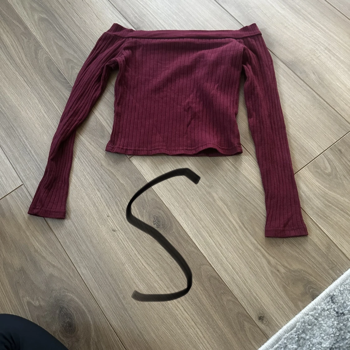 Vit och mörkröd magtröja  - 90