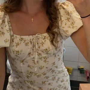 Klänning - Supersöt sommarklänning som behöver ett nytt hem! Bara använd 1 gång 💓🌸 