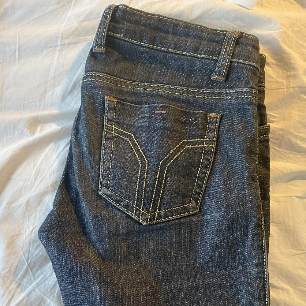 Kommer sätta budgivning på dess från 50kr eftersom gylfen är trasig. Dock syns det inte så mycket när byxorna väl är på eftersom flärpen täcker gylfen❣️. Jeans & Byxor.