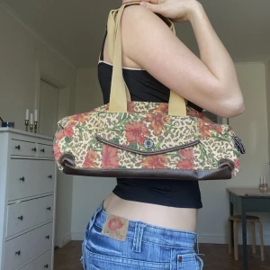 Vintageväska med blommor - Blommor/leopardmönster. Märke jamaican bay. Smidiga fack och inga defekter :)