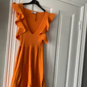 Orangefärgad klänning ifrån zara, aldrig använd i storlek s