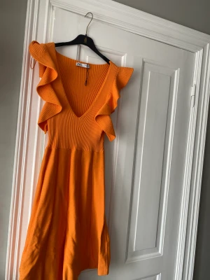 Zara klänning  - Orangefärgad klänning ifrån zara, aldrig använd i storlek s