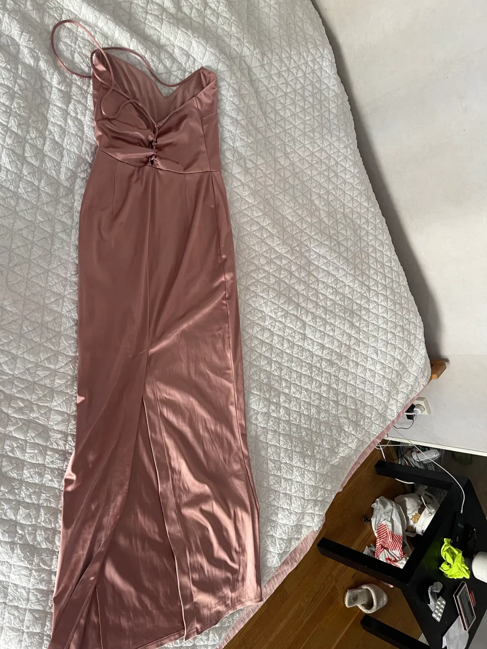 Pink satin dress HnM size 38 long thin straps tied in the back. Slit in the back. Perfect for prom or fancy dinner. Stretchy material . Klänningar.