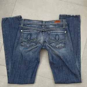 Flying monkey jeans  - Ett par flying monkey jeans från usa med coola fickor. Nästan helt oanvända, använt ca 3 gånger. De står ej storlek men skulle säga 32/34. Ni ser exakta mått på bild 2💓
