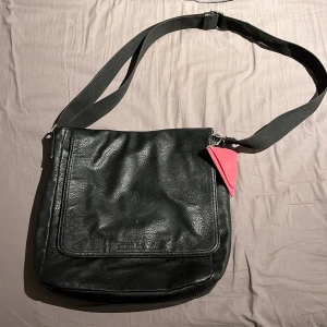 Axelremsväska från Hampton Republic - Svart axelremsväska gjord i fake skin den är stor och rymmlig, väldigt lite slitningar 