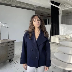 Design by si kappa - Säljer min knappt använda kappa ifrån design by si i färgen navy. Nyskick köpt i början av Mars. Skriv privat för fler bilder💕