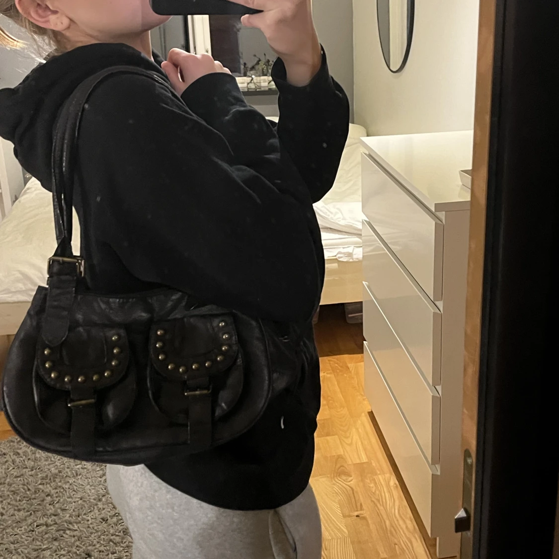 svart väska m nitar  - 90