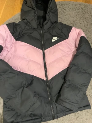 Nike jacka - Nike jacka i mycket bra skick. Storlek XL barn, ca XS. 