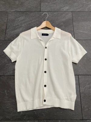 Stickad tröja - Snygg stickad tröja från Riley. Knappt använd i nyskick. 200kr + frakt. 