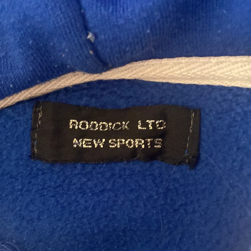 Jag säljer nu min fina fina hoodie med dragkedja från Roddick. Jag köpte den second hand och den är i ok/fint skick. Passar till nästan allting! Storlek står inte men skulle gissa L. Köpte den för 200 och säljer den för 160🩷. Hoodies.