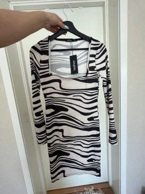 Mönstrad klänning - Mönstrad klänning från boohoo✨ Aldrig använd med lappen kvar, den var tyvärr för liten och de va ingen idé att skicka tillbaka😇      ‼️OBS stl 40 men mer som 36‼️